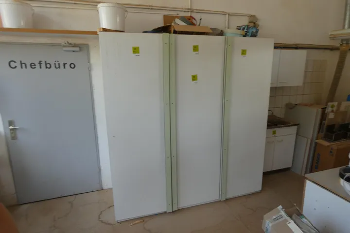Schrank, 3-türig ohne Inhalt, Maße in cm ca. 195x80x205
